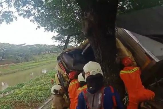 Mobil Boks Ringsek Menabrak Pohon, Penyebabnya Jangan Ditiru - JPNN.COM