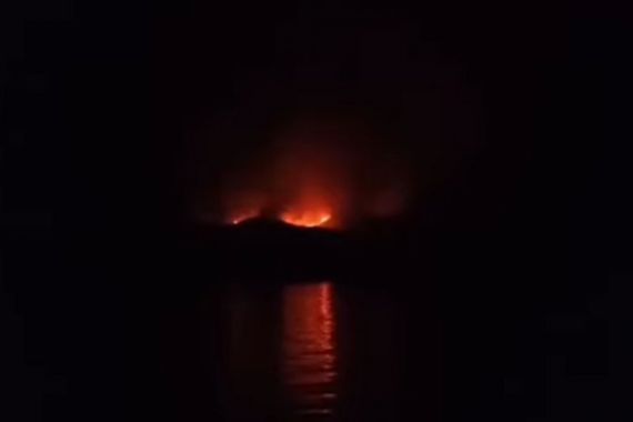 Petugas Berhasil Padamkan Kebakaran di Pulau Rinca Kawasan BTNK - JPNN.COM