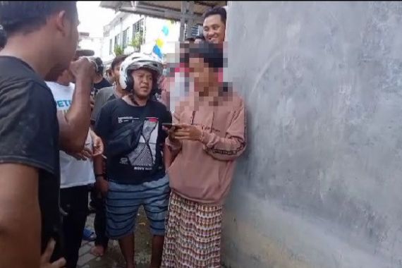 Diduga Berbuat Mesum di Masjid, Sepasang Kekasih Digerebek Warga, Tuh Lihat - JPNN.COM