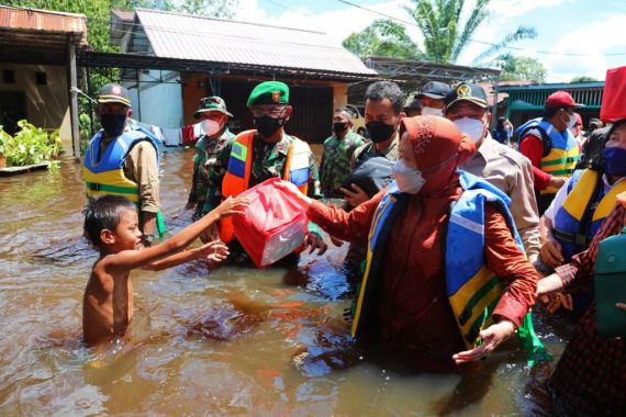 Lihat, Mensos Risma Bagikan Bantuan Kepada Warga Terdampak Banjir - JPNN.COM