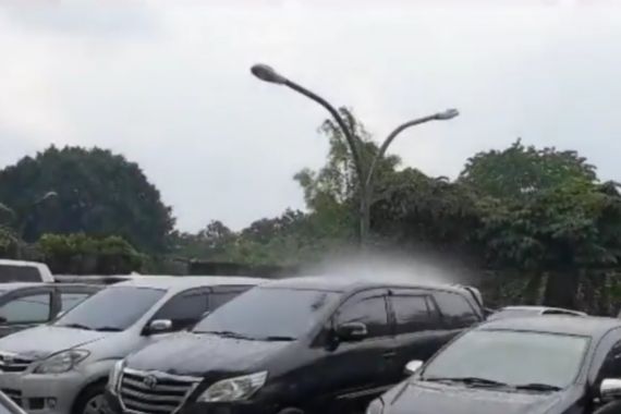 Viral Video Hujan yang Hanya Mengguyur Satu Mobil, Mbah Mijan Bilang Begini - JPNN.COM