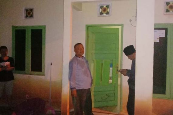 Hujan Deras, 3 Pria Ini Asyik Berbuat Terlarang di Rumah, Astaga - JPNN.COM