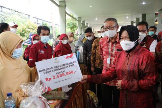 Perintah Mensos Tri Rismaharini: Dirikan Bufferstock di 5 Titik Lokasi Banjir Kalbar - JPNN.COM