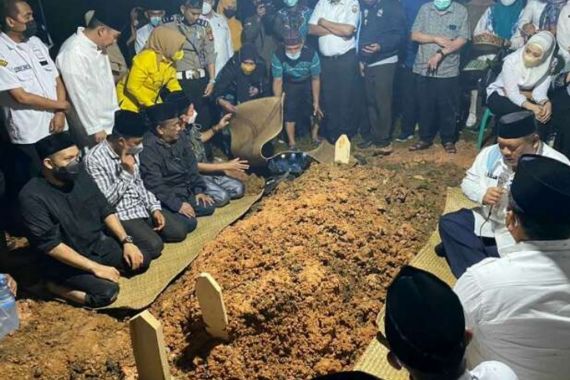 Berita duka, Amiruddin Inoed Meninggal Dunia, Bupati Banyuasin Ikut Menguburkan - JPNN.COM