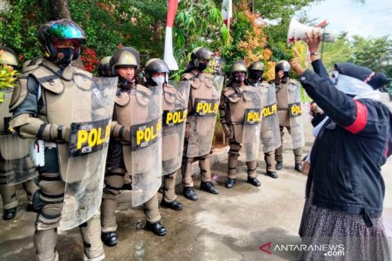 Demo Berujung Ricuh, 4 Satpol PP dan 1 Mahasiswa Terluka - JPNN.COM