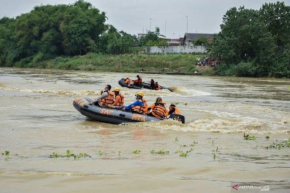 Perahu Terbalik di Bengawan Solo, 6 Korban Belum Ditemukan, Ini Identitasnya - JPNN.COM