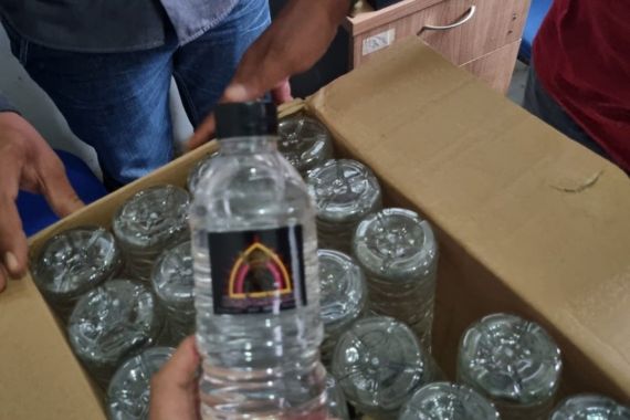 Ratusan Botol Miras Ilegal Senilai Rp 21,6 Juta Disita Bea Cukai di Malang dan Bogor - JPNN.COM