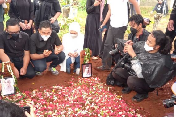 Begini Penampakan Makam Vanessa Angel dan Suaminya - JPNN.COM