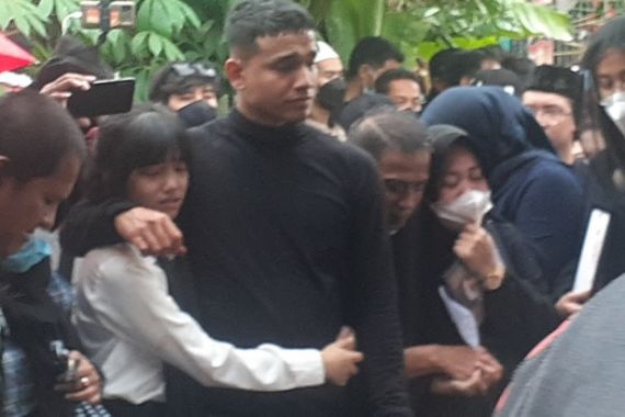 Isak Tangis dan Hujan Mengiringi Pemakaman Vanessa Angel dan Bibi - JPNN.COM