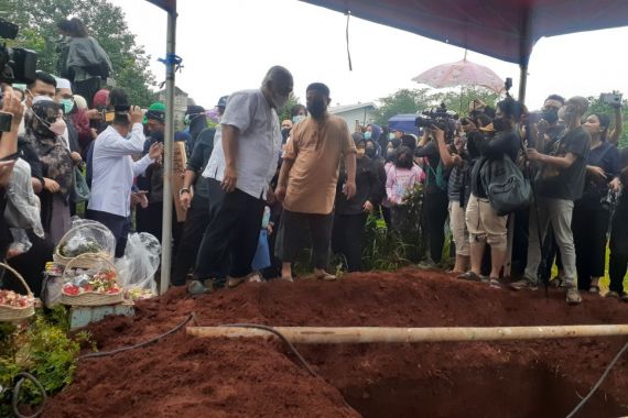 Hujan Mengguyur Lokasi Pemakaman, Selamat Jalan Vanessa Angel dan Bibi Andriansyah - JPNN.COM