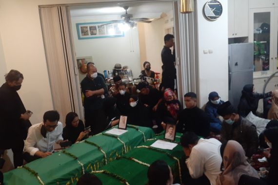 Peti Jenazah Vanessa Angel dan Suami Berdampingan, Begini Suasana Rumah Duka - JPNN.COM