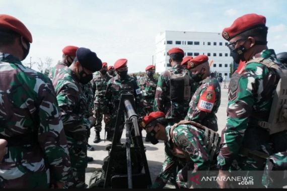 Pasukan Katak dengan Senjata Lengkap Bersiaga di Surabaya - JPNN.COM