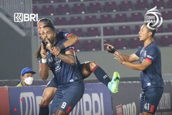 Babak Pertama Arema FC vs Persebaya 2-1, Carlos Fortes Gemilang - JPNN.COM