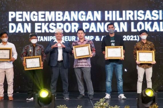 Sukses Digitalisasi Pasar UMKM, Ralali.com Raih Penghargaan di Tanipreneur Award 2021 - JPNN.COM