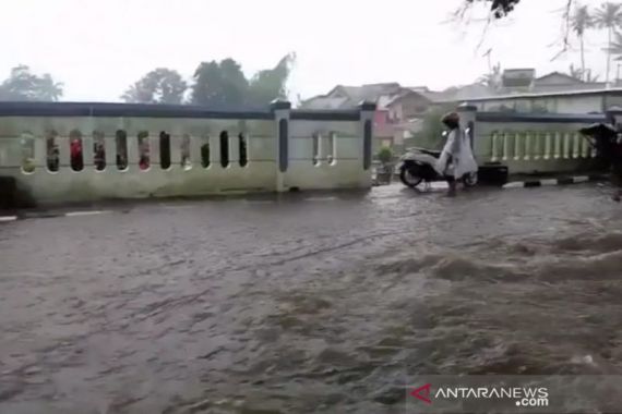 Kota Sukabumi Dikepung Banjir dan Longsor - JPNN.COM