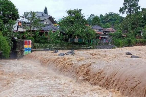 Sore Ini Puncak Bogor Masih Diguyur Hujan Deras, Siaga - JPNN.COM