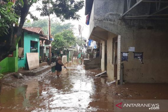 Banjir Jakarta, Tengah Malam Air Menggenangi Rumah Warga Pejaten Timur - JPNN.COM