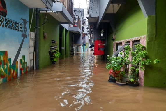 Banjir Jakarta Sampai ke Kebon Pala, Sempat Surut, Naik Lagi - JPNN.COM