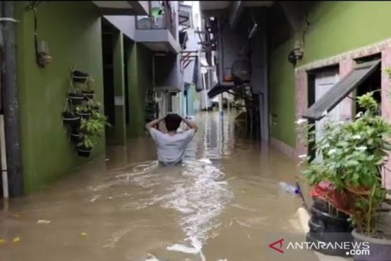 Ciliwung Meluap, Warga Kebon Pala Jaktim: Banjir Naik Lagi - JPNN.COM