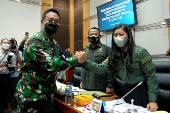 Seragam ala Militer Anggota Komisi I DPR Dikritik, Hendri Ingat Waktu Kecil - JPNN.COM