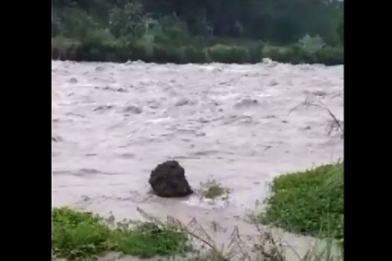 Suho Hilang Terseret Arus Sungai - JPNN.COM