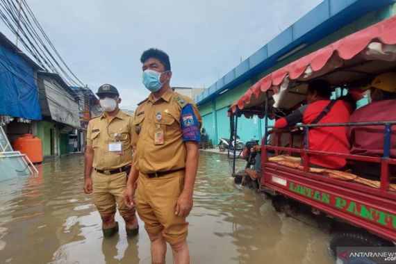 Diterjang Banjir 3 Hari, 300 KK di Daerah ini Belum Mau Tinggalkan Rumah - JPNN.COM