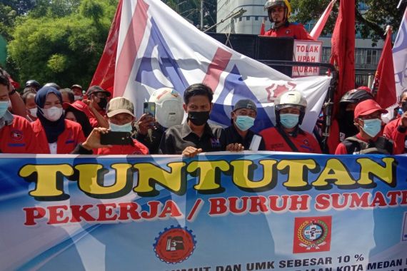 Massa Buruh di Medan Sambangi Kantor Bobby Nasution, Ini Tujuannya - JPNN.COM