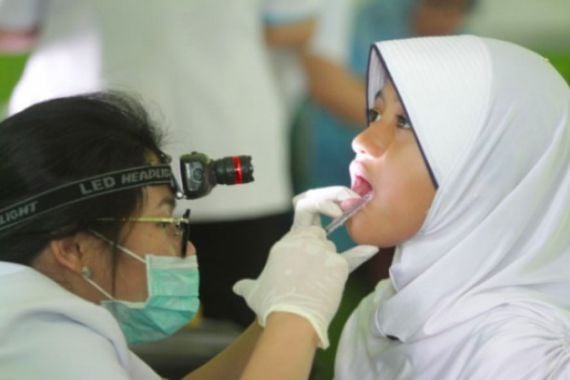 Ini Waktu yang Tepat Mencabut Gigi Susu pada Anak Menurut Ahlinya - JPNN.COM