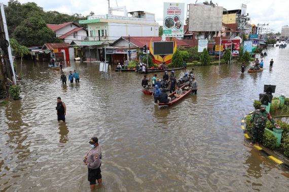 Begini Kondisi Banjir di Sintang, Letjen Ganip Sudah ke Lapangan - JPNN.COM