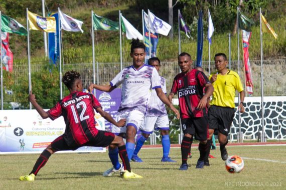 Peparnas XVI: Papua dan Kalimantan Selatan Pesta Gol di Laga Pembuka Cabor Sepak Bola - JPNN.COM