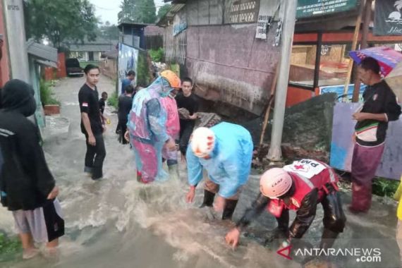 Malam Ini Banjir Rusak Warung, Rendam Rumah dan Fasilitas Umum di Sukabumi - JPNN.COM