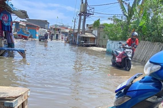 Sudah 5 Hari, 9 RT di Tangerang Terendam Banjir Rob, Begini Kondisinya - JPNN.COM