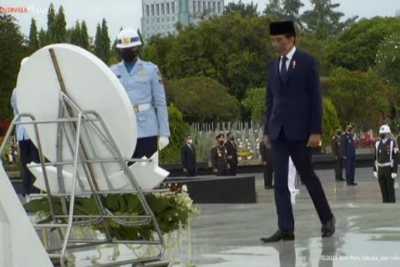 Jokowi Pimpin Upacara Hari Pahlawan di TMP - JPNN.COM