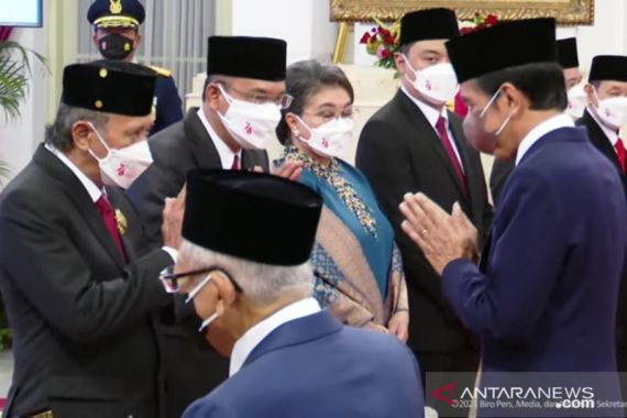 Jokowi Anugerahkan Gelar Pahlawan Nasional ke 4 Orang Ini, 2 dari Pulau Jawa - JPNN.COM