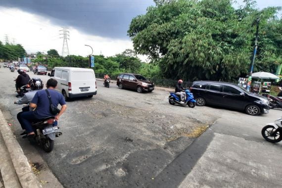 Jalan Grand Depok City Kembali Berlubang, Rawan Kecelakaan - JPNN.COM