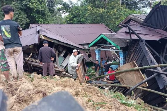 Belasan Rumah di Deli Serdang Rusak Tertimbun Longsor, 1 Warga Hilang - JPNN.COM