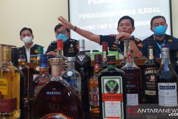Bea Cukai Menggagalkan Penyelundupan 10.515 Botol Miras Ilegal asal Singapura  - JPNN.COM