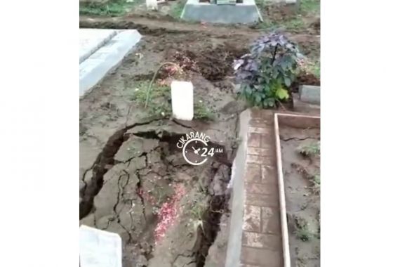 Viral Puluhan Makam di TPU Mangun Jaya Bekasi Amblas, Nih Fotonya - JPNN.COM