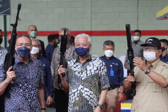 Disambut Menhan Prabowo, PM Malaysia Kunjungi Pabrik Senjata Pindad - JPNN.COM