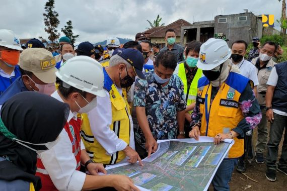 Menteri Basuki Minta Sumbatan Penyebab Banjir Bandang di Kota Batu Dibersihkan - JPNN.COM