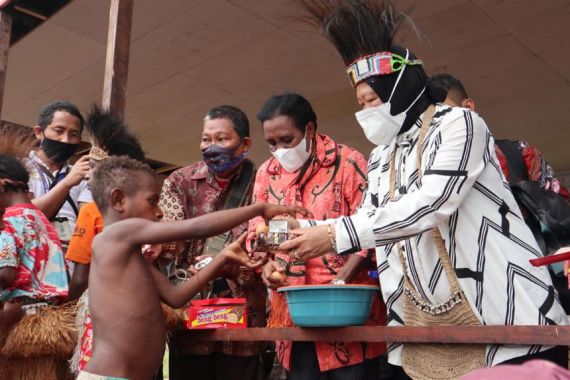 Bupati Elisa Kambu Sebut Kehadiran Mensos Risma ke Kabupaten Asmat Bawa Keberkahan - JPNN.COM