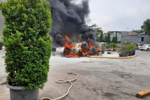 Mercedes-Benz Milik Prof Zainal Ludes Terbakar di Rest Area Tol Japek, Lihat Fotonya - JPNN.COM