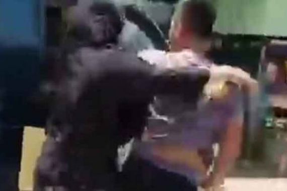 AKBP Welly Abdillah Soal Video Viral Pria Berkaus Brimob yang Ribut dengan Sopir Angkot - JPNN.COM