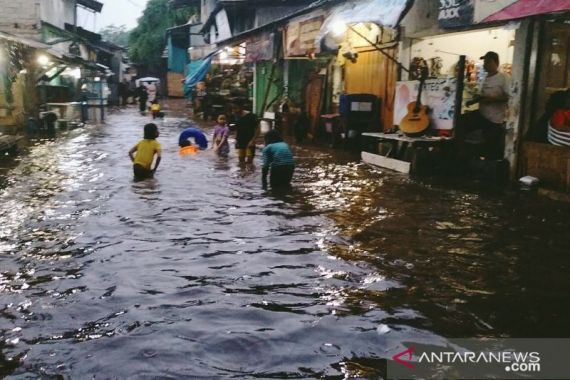 Hujan Deras Sabtu Sore, Mampang Jaksel Banjir - JPNN.COM