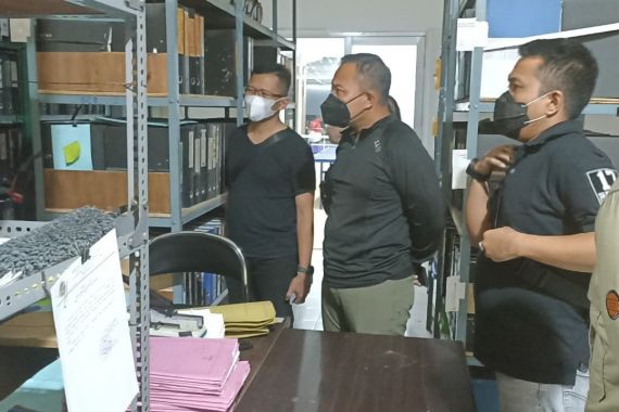 4 Oknum Pegawai BPN dan 1 Lurah di Lebak Terjaring OTT Polda Banten, Ada Amplop Berisi Uang - JPNN.COM