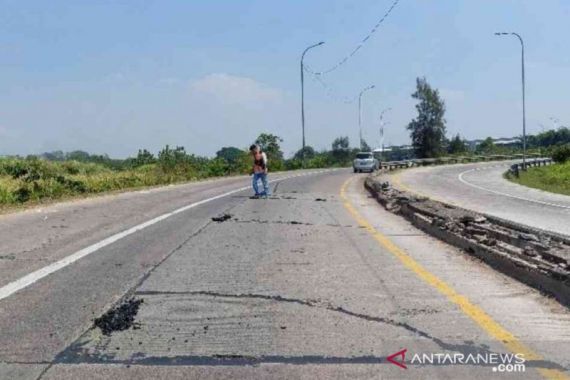 Waspadai Macet, Ada Perbaikan di 4 Titik Tol Jakarta-Cikampek - JPNN.COM