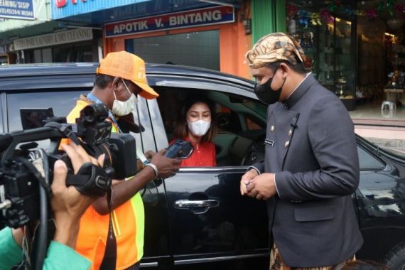 Bobby Nasution Senang, Menyebut Nominal Rp 200 Juta, Siapa Perempuan di Mobil itu ya? - JPNN.COM