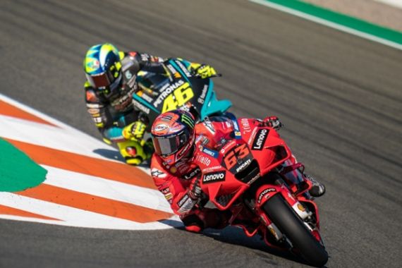 Respons Emosional Valentino Rossi Setelah Dibantu Bagnaia di Kualifikasi MotoGP Valencia 2021 - JPNN.COM