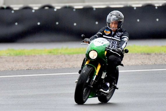 Batal Konvoi Bareng Pembalap MotoGP, Jokowi Tetap Lakukan Ini untuk Marc Marquez Cs - JPNN.COM