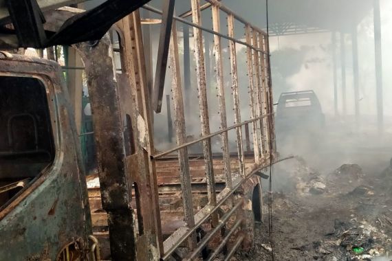 2 Truk dan Lapak Sampah Ludes Terbakar di Tangerang, Abdul Munir Bilang Begini - JPNN.COM